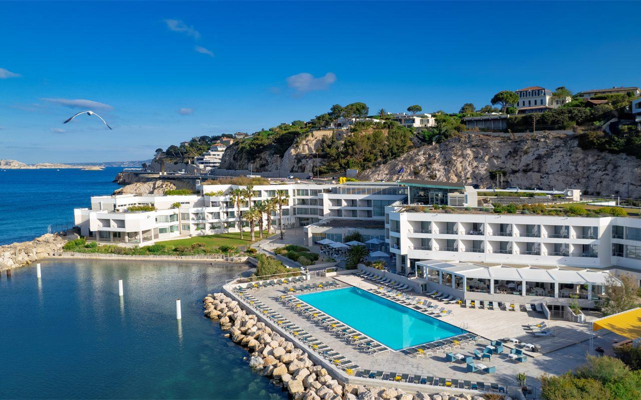 l'hotel nhow Marseille et sa piscine exterieure sur la Corniche Kennedy, face a la Mediterranee