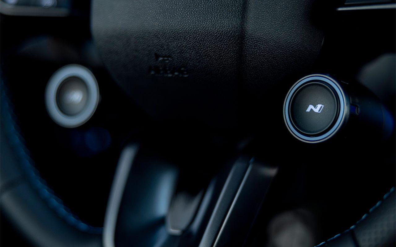 Bouton bleu de selection des modes N sur le volant
