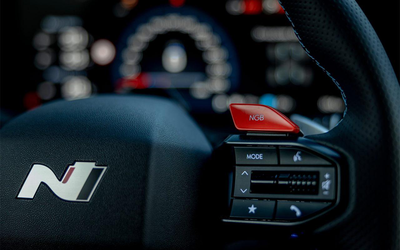 Palette rouge N Grin Boost et logo N sur le volant de l'IONIQ 6 N