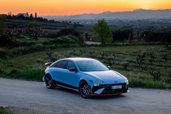 La Hyundai IONIQ 6 N est électrique, mais veut gronder et claquer les rapports comme une sportive thermique.