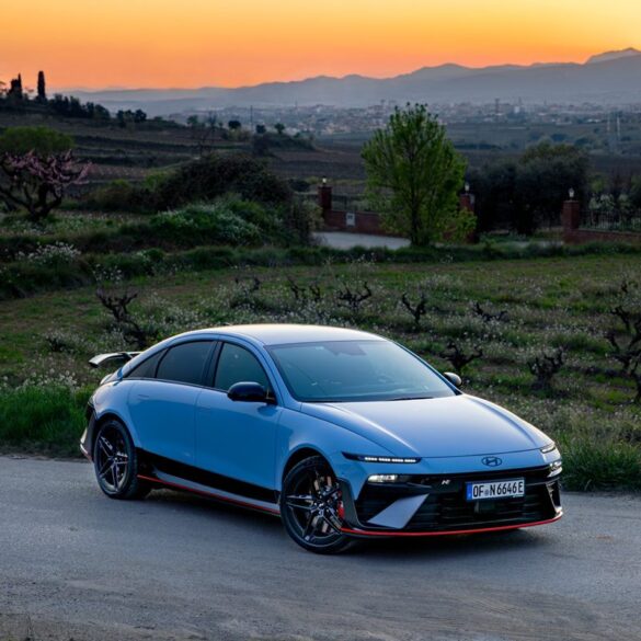 La Hyundai IONIQ 6 N est électrique, mais veut gronder et claquer les rapports comme une sportive thermique.