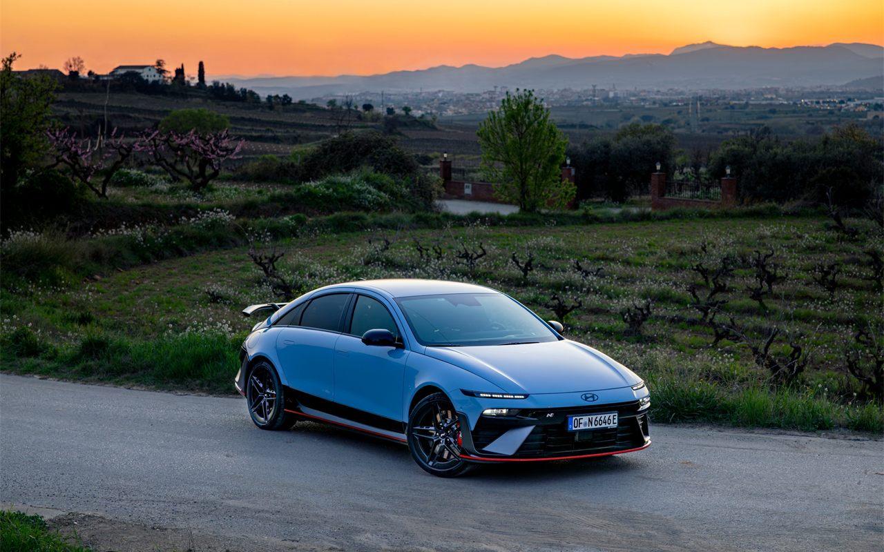 La Hyundai IONIQ 6 N est électrique, mais veut gronder et claquer les rapports comme une sportive thermique.
