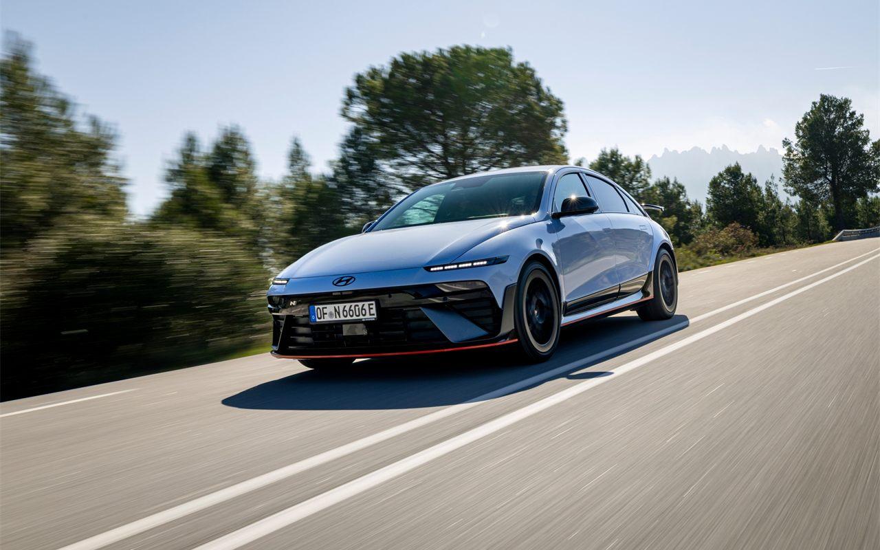 La Hyundai IONIQ 6 N grise en mouvement sur une route de montagne