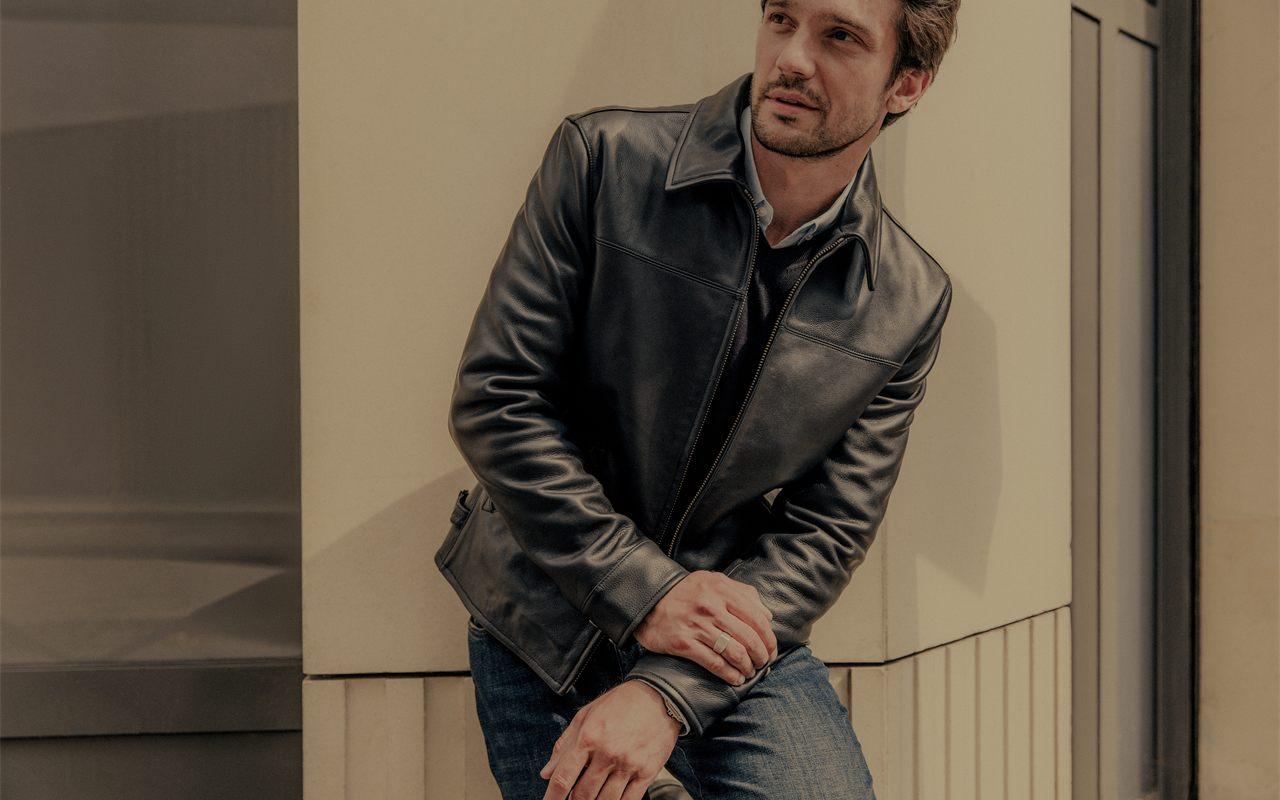 Homme en blouson de cuir noir IKKS (RE)CONNECTED et jean brut