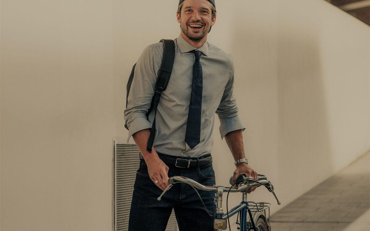 Chemise et cravate portees a velo, collection automne-hiver IKKS