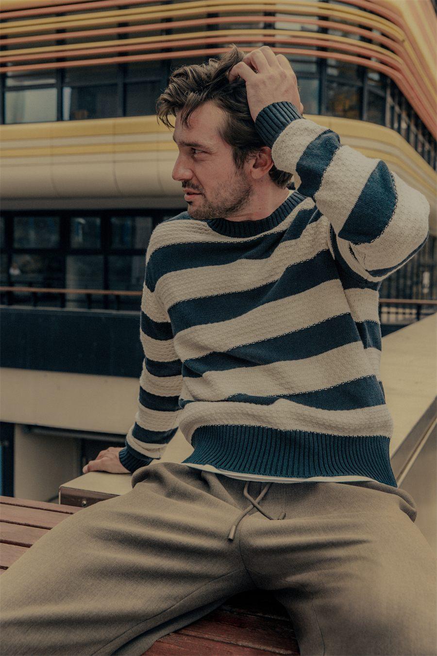 Pull raye marine et ecru de la collection automne-hiver