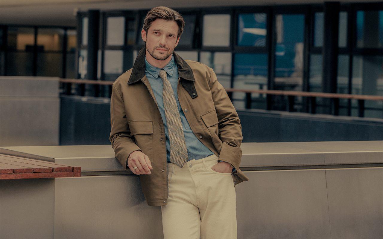Chemise en jean portee sous une veste camel, collection IKKS (RE)CONNECTED