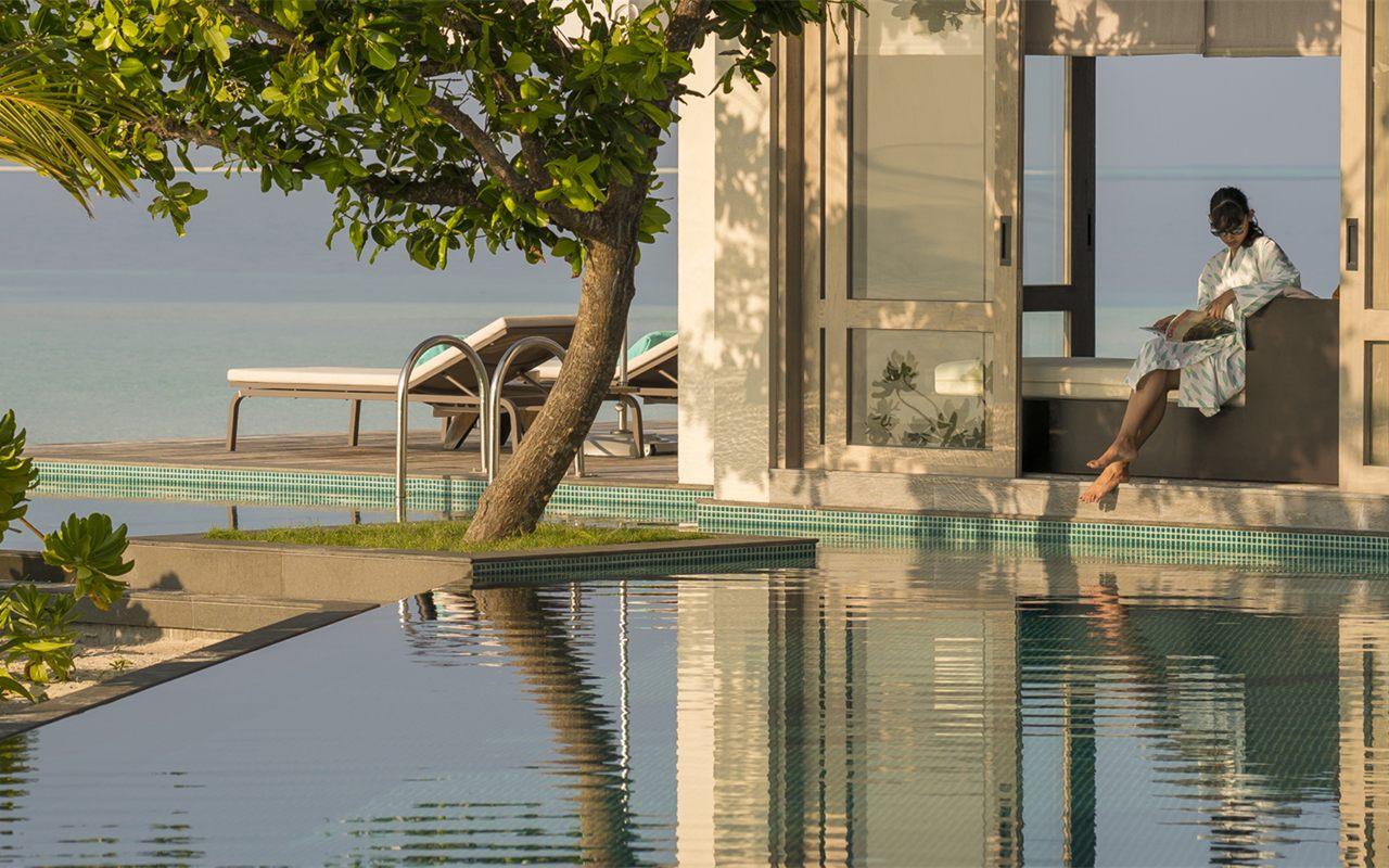 Pavillon et bassin miroir d'une villa de Four Seasons Voavah en fin de journee