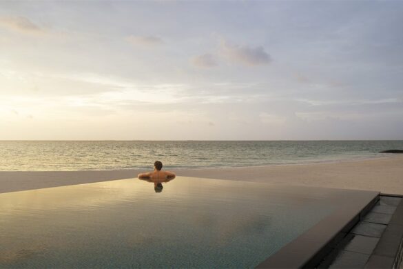 Vous ne réservez pas une chambre sur cette île des Maldives, vous réservez l&rsquo;île, son lagon, le yacht amarré au bout du ponton et ses vingt-huit personnes qui veillent sur vous