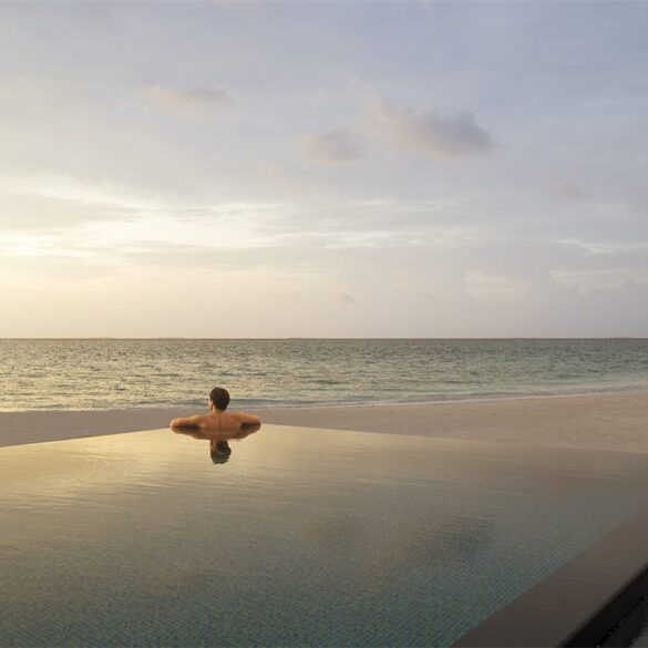 Vous ne réservez pas une chambre sur cette île des Maldives, vous réservez l&rsquo;île, son lagon, le yacht amarré au bout du ponton et ses vingt-huit personnes qui veillent sur vous