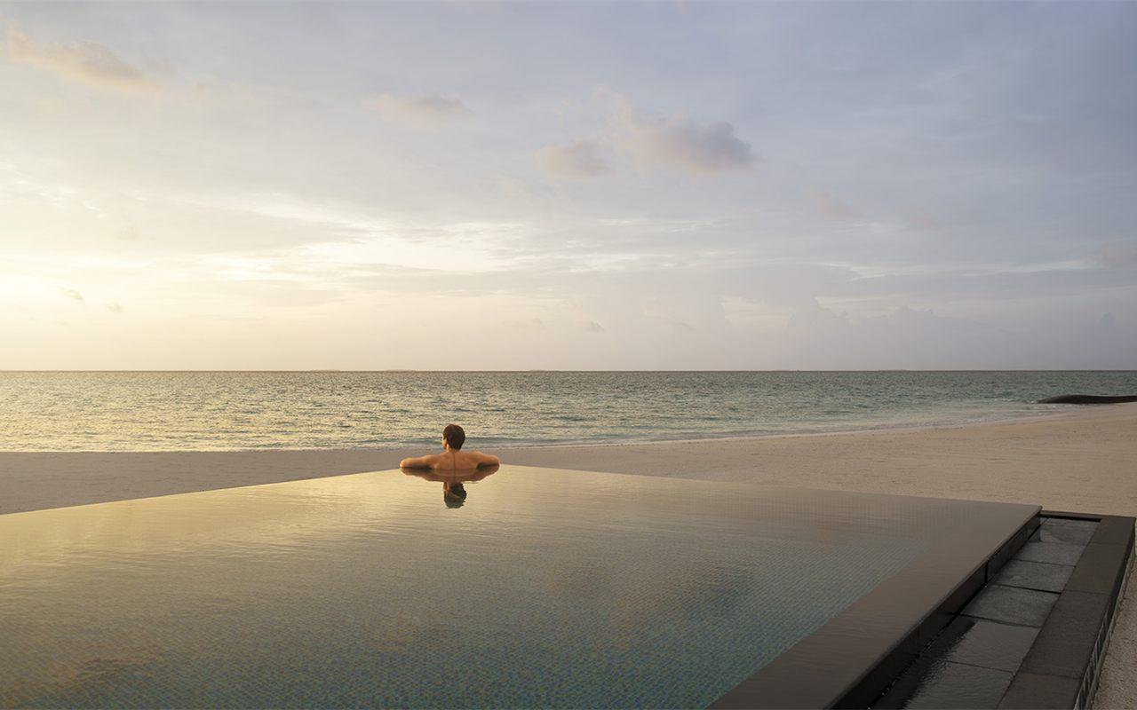Vous ne réservez pas une chambre sur cette île des Maldives, vous réservez l&rsquo;île, son lagon, le yacht amarré au bout du ponton et ses vingt-huit personnes qui veillent sur vous