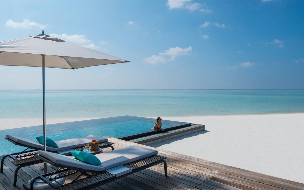 Piscine a debordement au ras du sable blanc a Four Seasons Voavah, aux Maldives