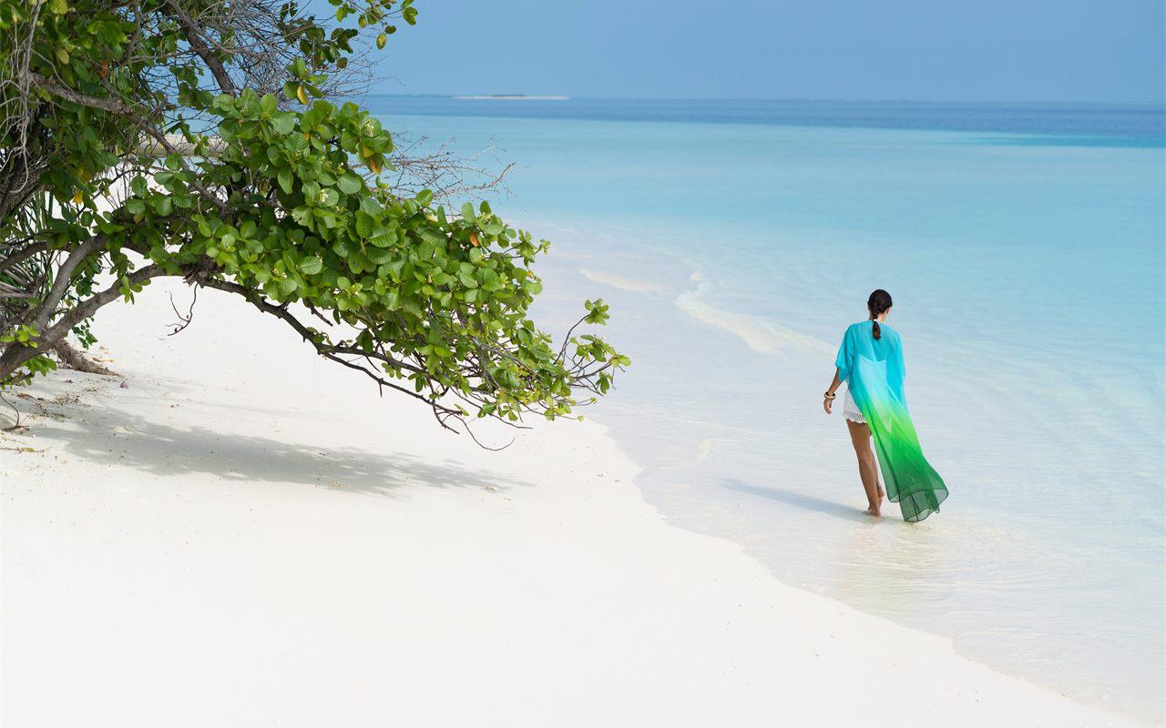 Plage de sable blanc et lagon turquoise de l'ile privee Voavah, aux Maldives