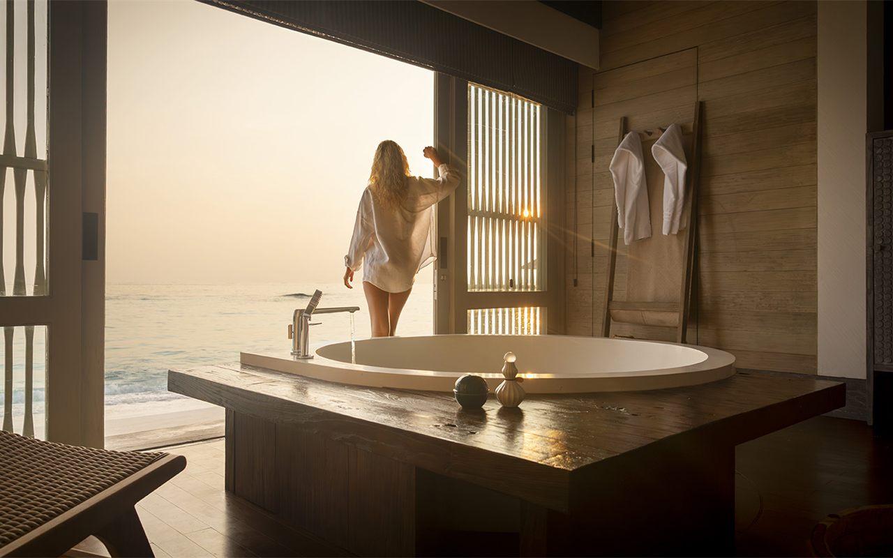 Salle de bains ouverte sur le lagon dans une villa de l'ile privee Four Seasons Voavah