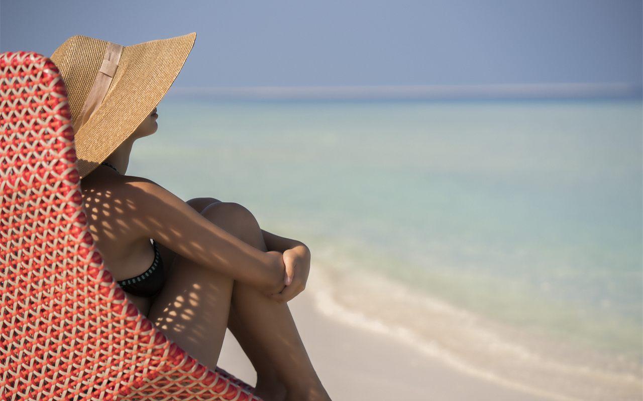Fauteuil de plage face au lagon des Maldives sur l'ile privee Voavah