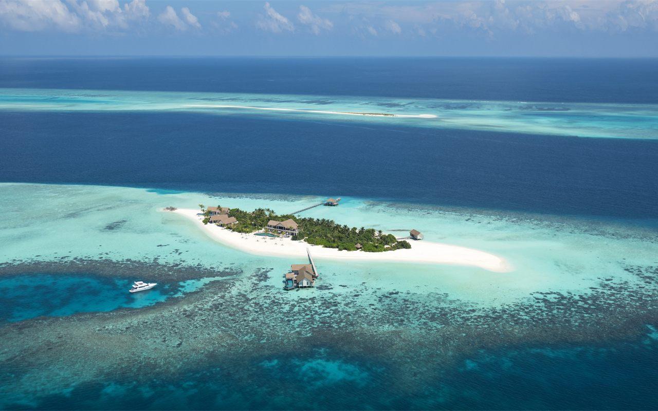 Vue aerienne de l'ile privee Four Seasons Voavah et de son lagon dans l'atoll de Baa
