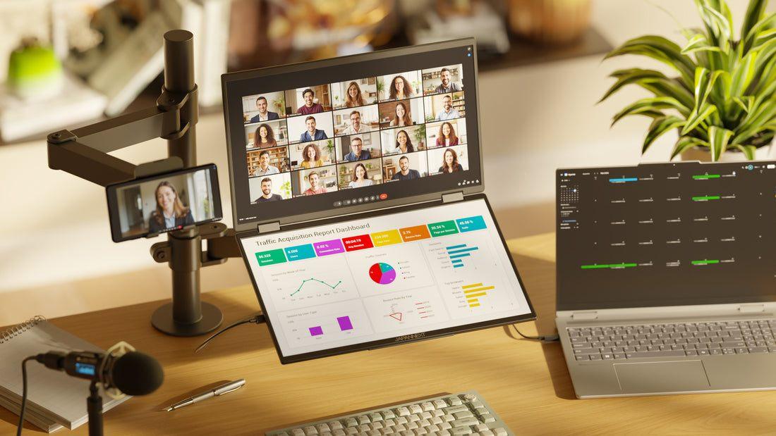 Double ecran mobile Japannext pose sur un bureau, visioconference et tableau de bord affiches