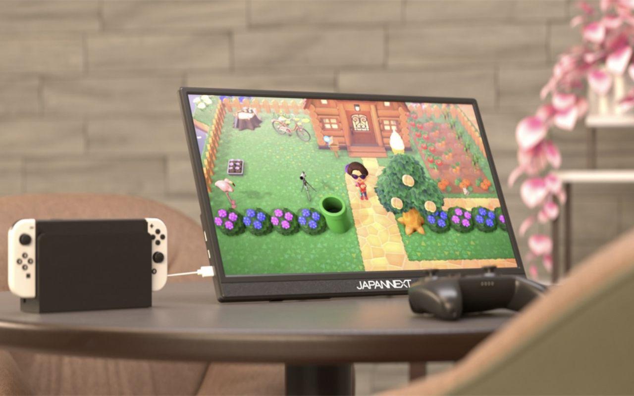 Ecran portable Japannext relie a une console de jeu dans un salon