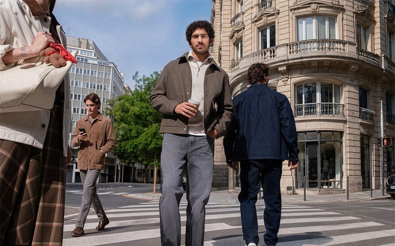 Homme en blouson brun et jean gris traversant une rue, collection Jules Rush Tranquille
