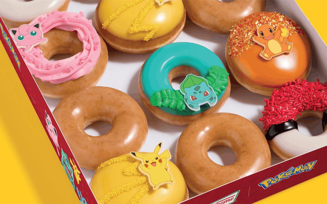 Sur le premier jeu Pokémon, garder Salamèche voulait dire abandonner Bulbizarre et Carapuce. Trente ans plus tard, Krispy Kreme répare l&rsquo;injustice et les réunit dans la même boîte.