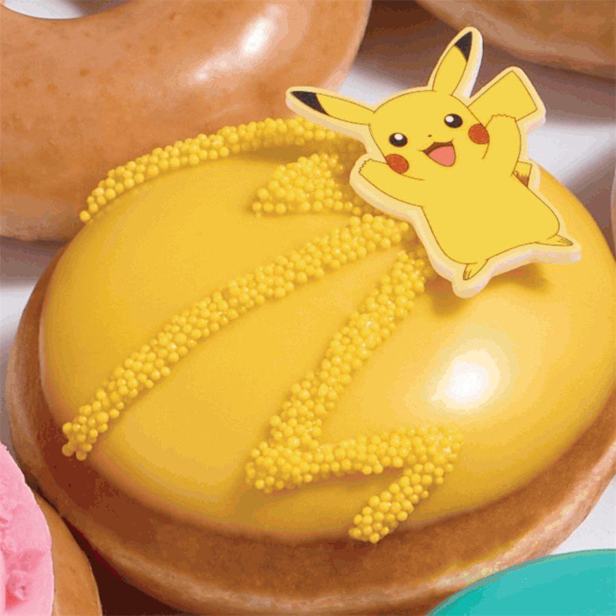 Le donut Pikachu, glaçage jaune zébré de perles de sucre