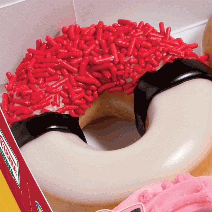 Le donut Poké Ball, vermicelles rouges, chocolat et glaçage blanc
