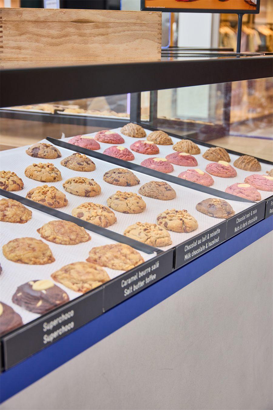 Comptoir d'une boutique La Fabrique Cookies garni de cookies étiquetés