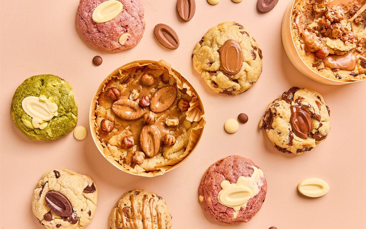 Plusieurs recettes de cookies La Fabrique Cookies sur fond rose
