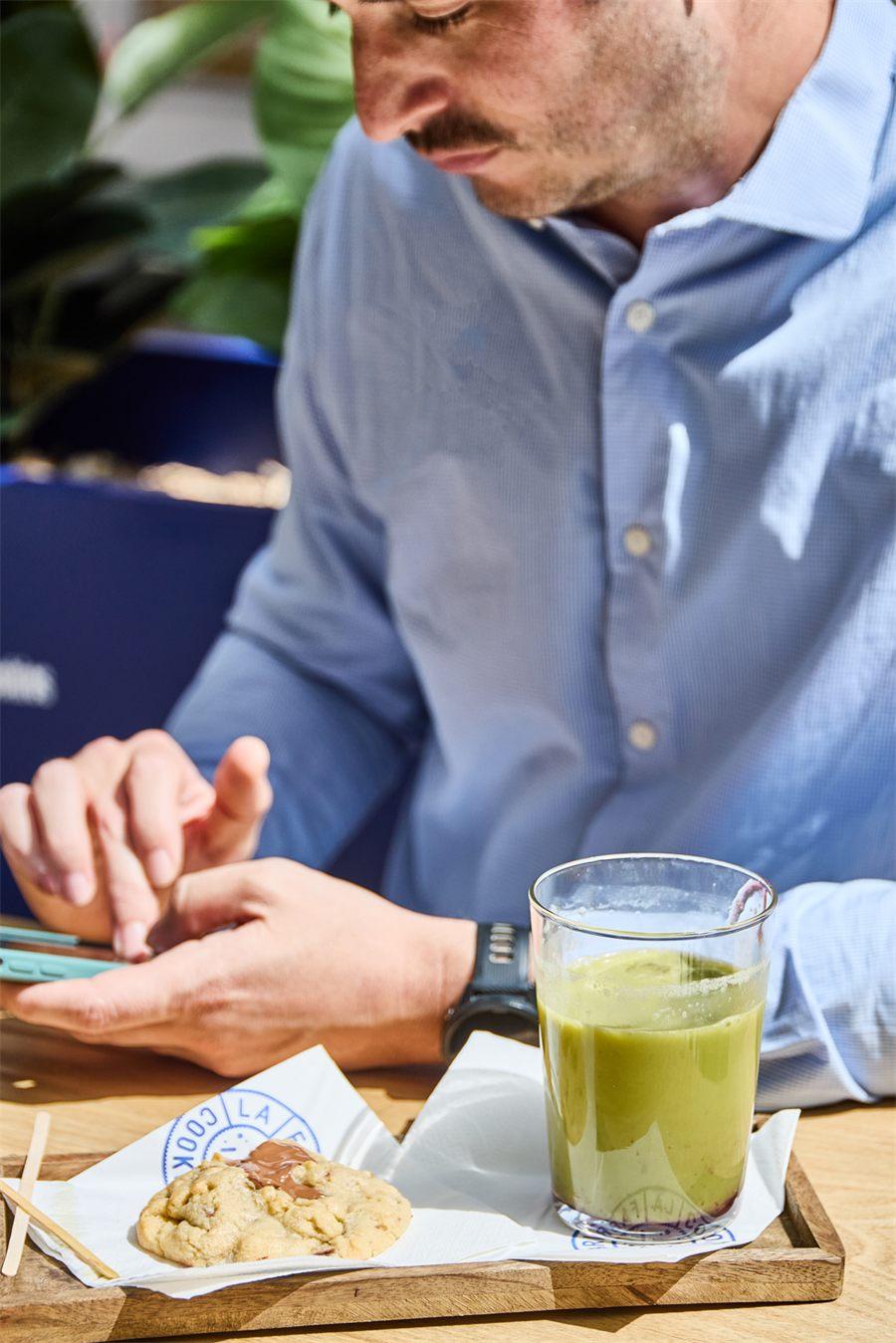 Pause gourmande avec un cookie La Fabrique Cookies et un matcha latte