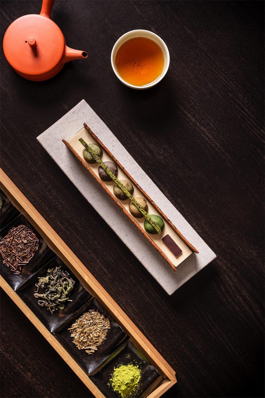La patisserie vue de dessus, a cote du coffret des cinq thes d'OGATA Paris