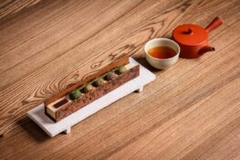 Cinq bouchées posées sur la pâtisserie, cinq thés d&rsquo;exception, et dans chacune un cœur que vous ne découvrirez qu&rsquo;en la croquant