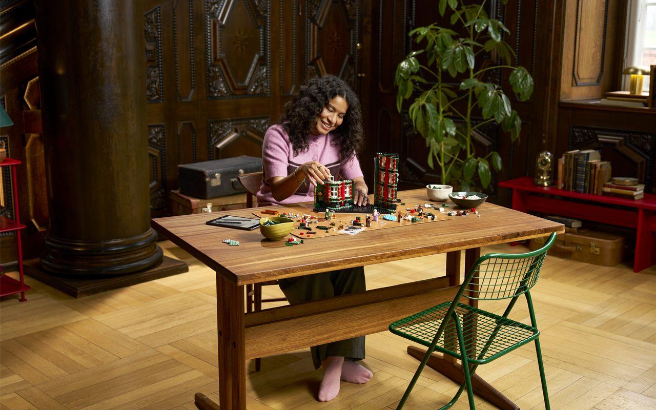 Construction du set LEGO Harry Potter Le Ministère de la Magie sur une table