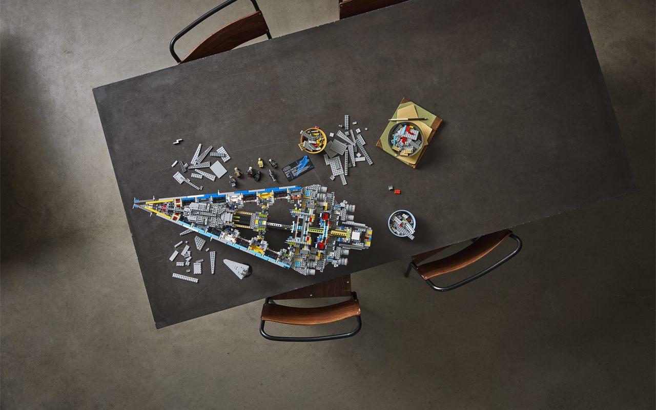 Structure interne du LEGO Star Wars Executor en cours d'assemblage
