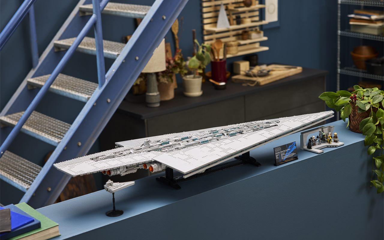 Le LEGO Star Wars Executor expose sur son presentoir avec le Star Destroyer compagnon