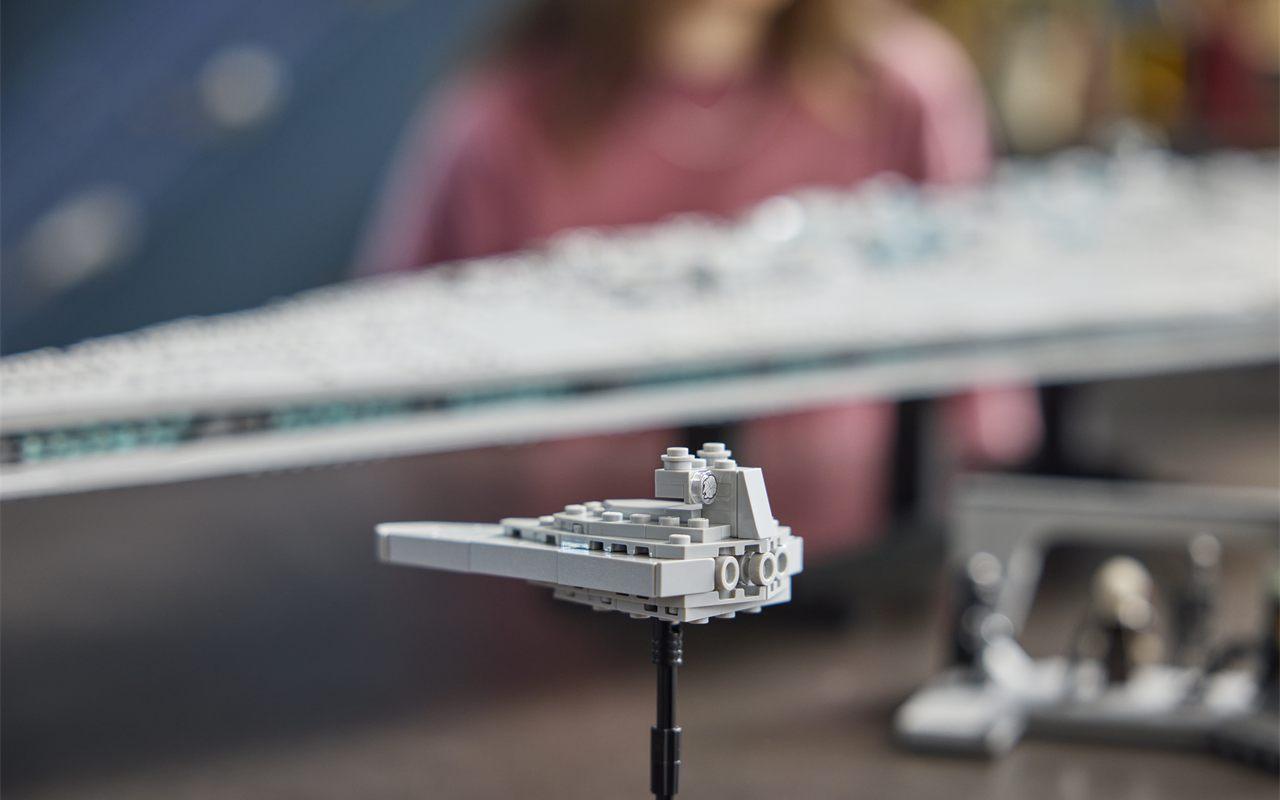 Star Destroyer compagnon a l'echelle devant le LEGO Star Wars Executor
