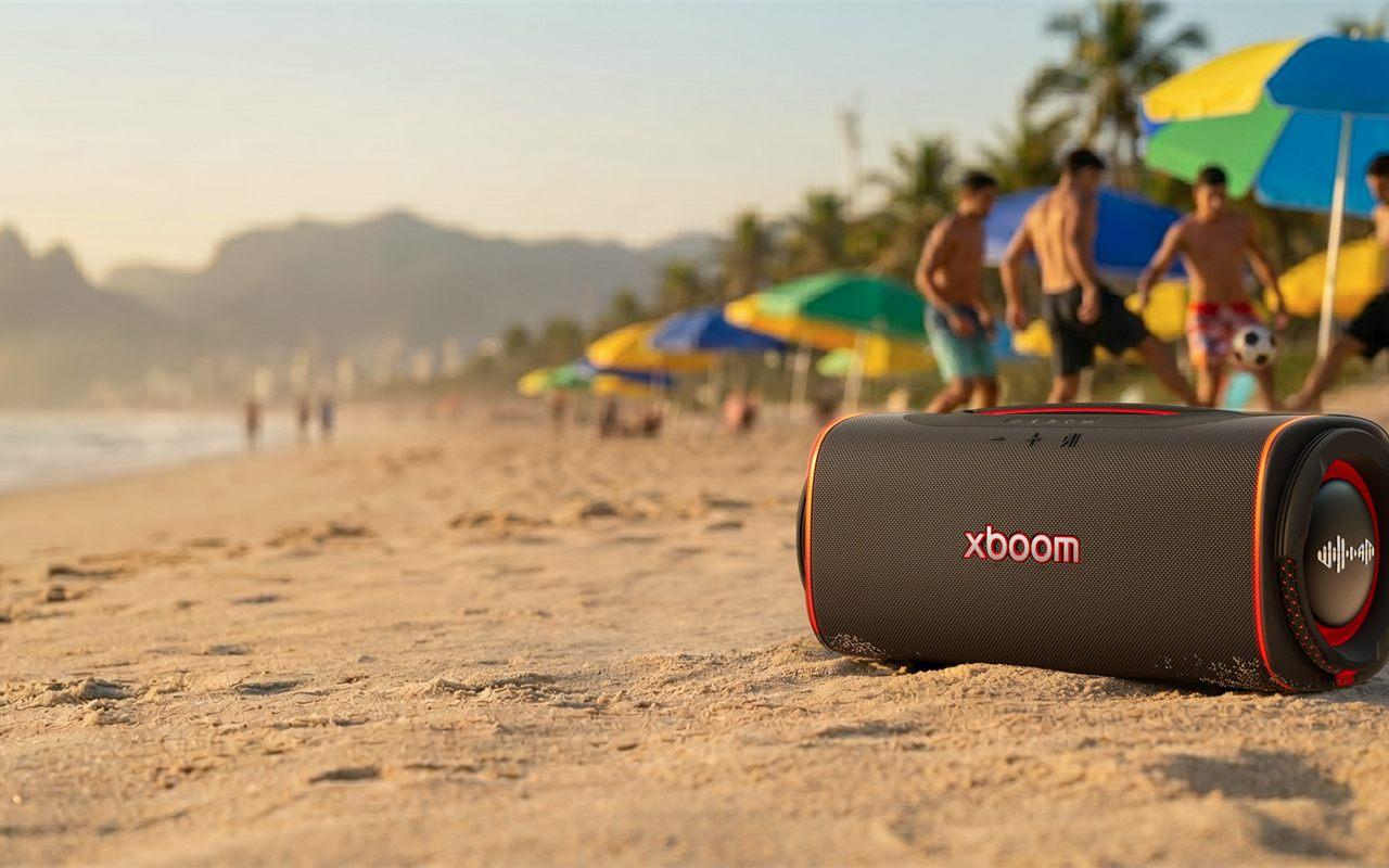 Enceinte LG xboom Blast posée sur le sable, scène de plage estivale