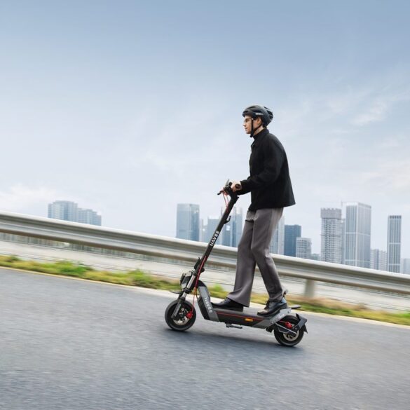 Descendre de sa trottinette pour finir la côte à pied : la NAVEE NT5 Max promet que cette scène appartiendra au passé