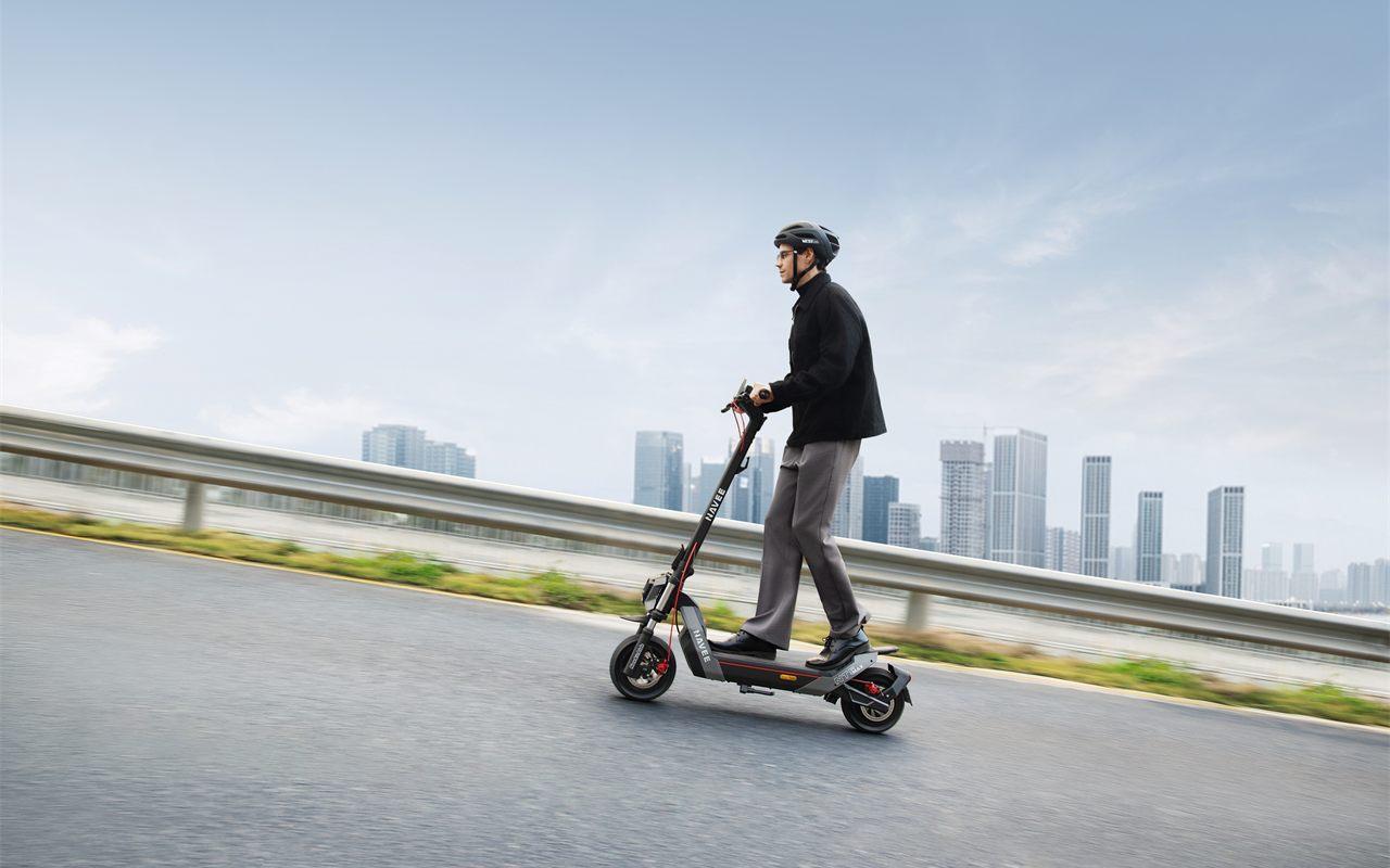 Descendre de sa trottinette pour finir la côte à pied : la NAVEE NT5 Max promet que cette scène appartiendra au passé