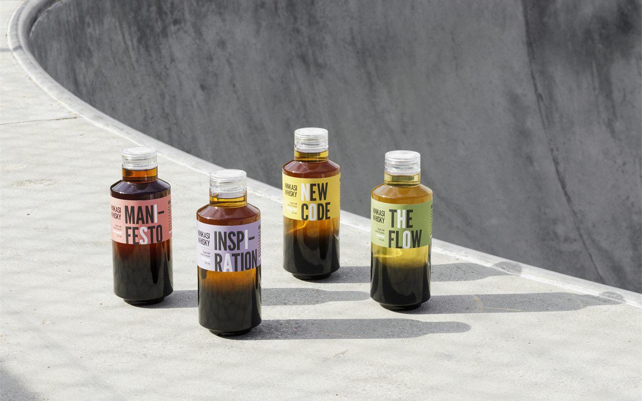 Les quatre whiskies Ninkasi debout au soleil sur le rebord d'un skatepark