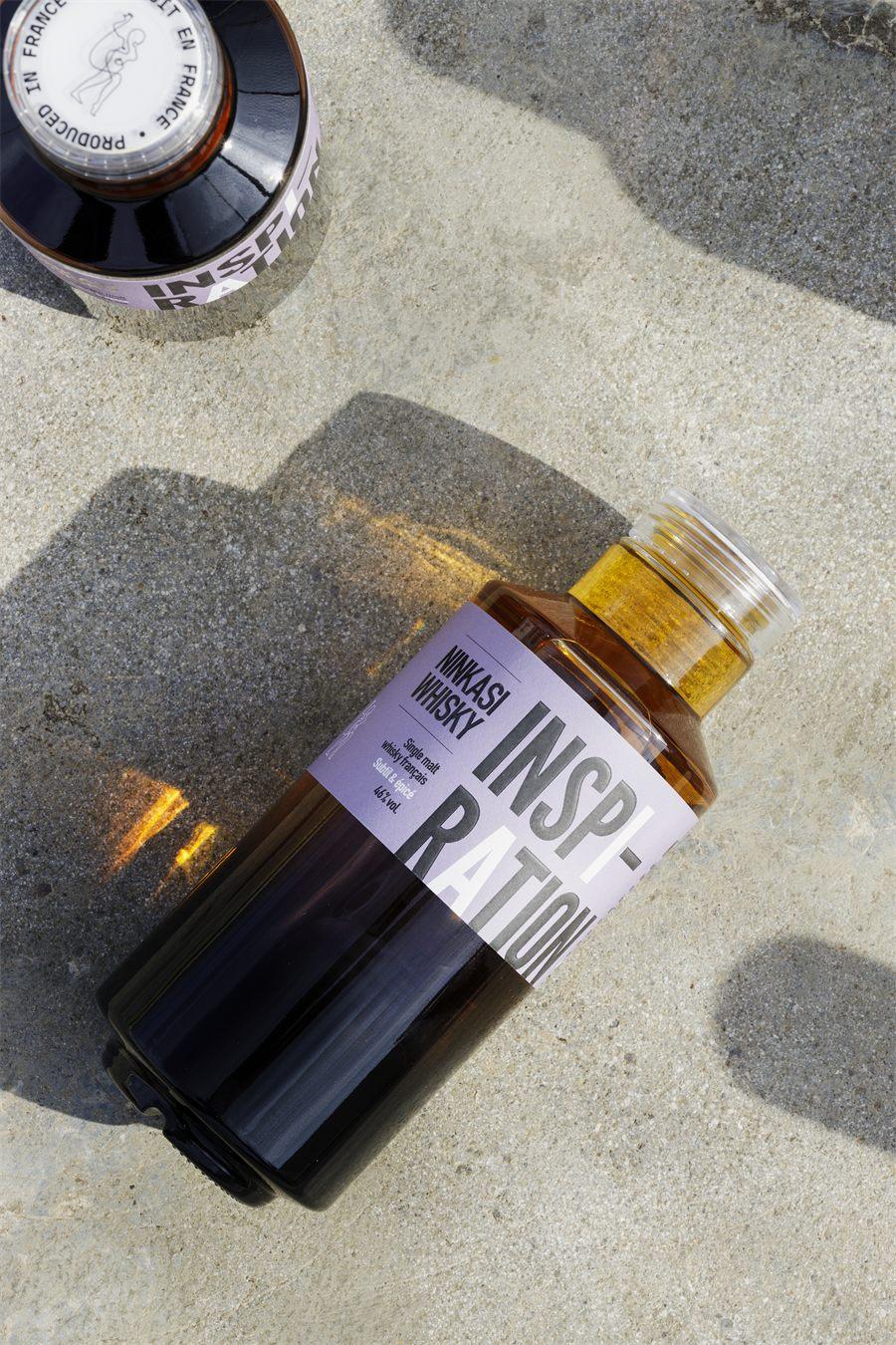 Deux bouteilles Ninkasi Whisky Inspiration vues de dessus, etiquette parme