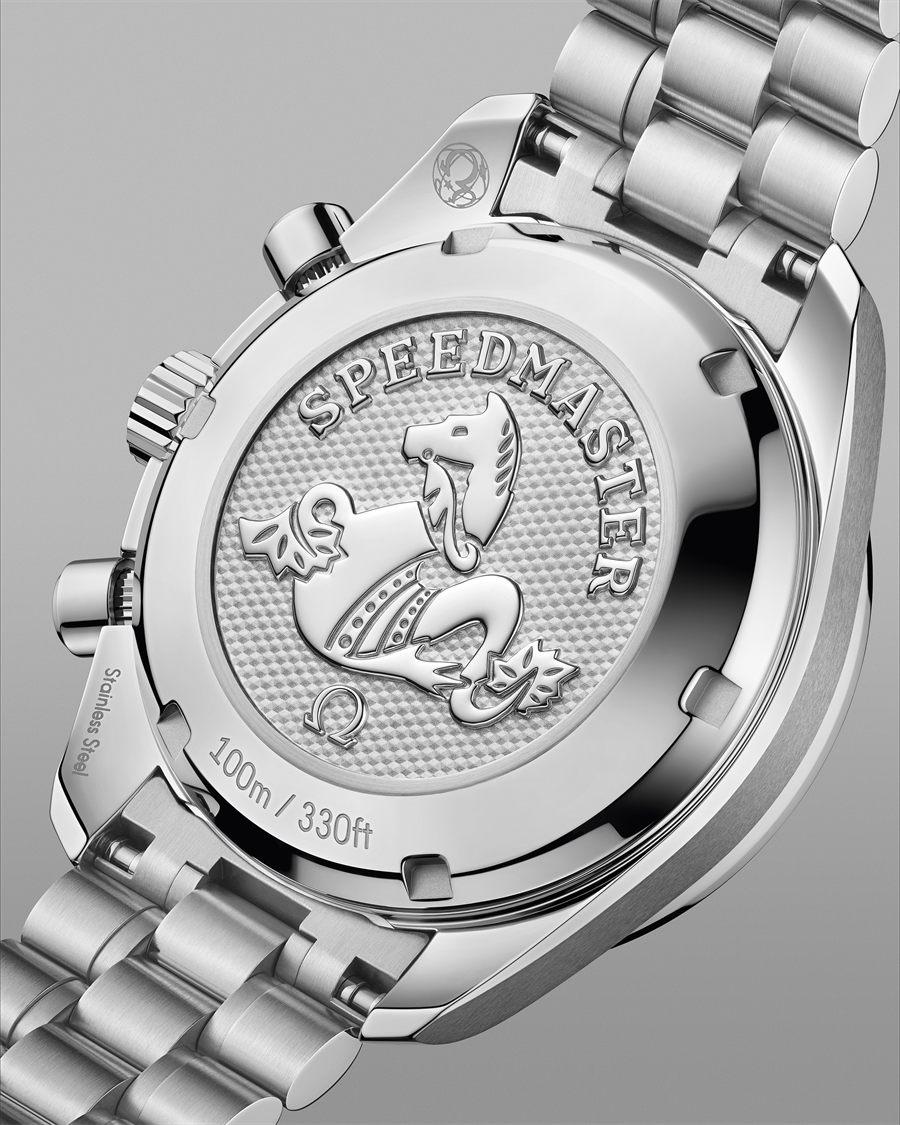 Dos de l'OMEGA Speedmaster 38, medaillon hippocampe et bracelet cinq maillons