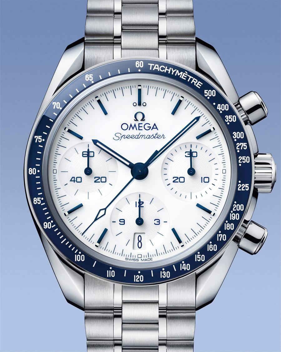 Speedmaster 38 a cadran blanc laque et lunette en ceramique bleue