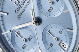 Un cadran ivoire aux compteurs couleur café, un bleu glacier sous les diamants : OMEGA offre sept visages à la Speedmaster 38