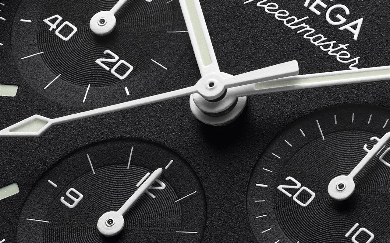 Compteurs ronds du cadran noir de l'OMEGA Speedmaster 38, vus en gros plan