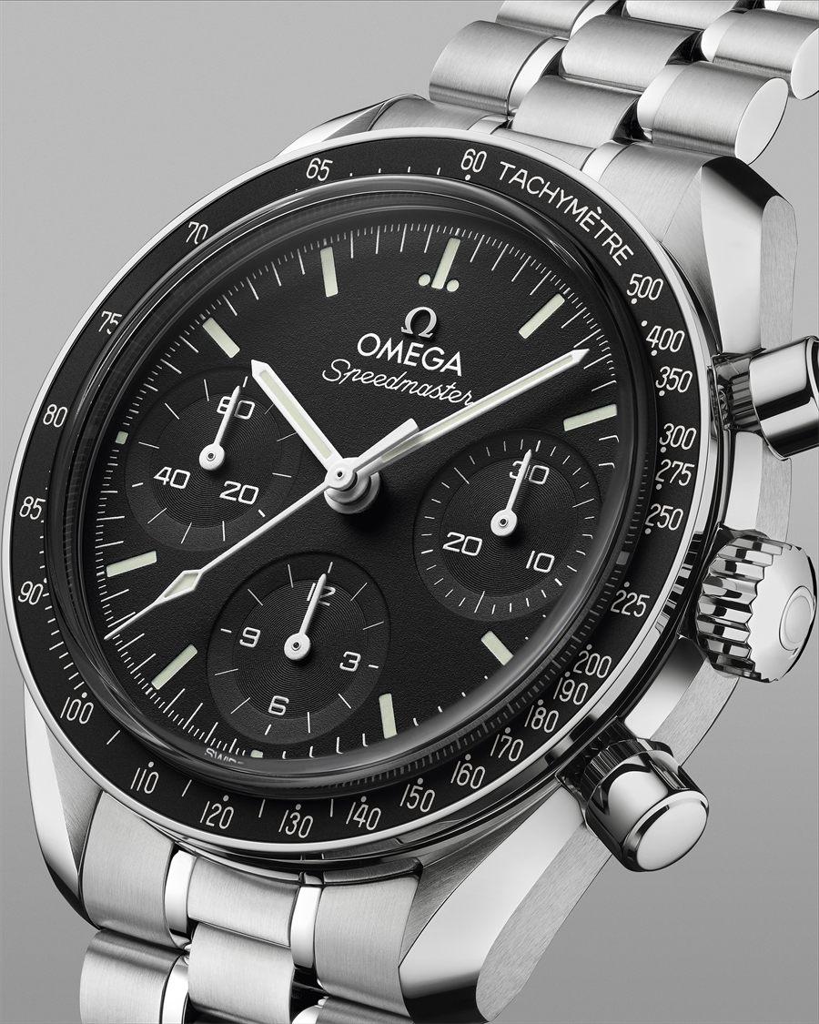 Speedmaster 38 a cadran noir de trois quarts, lunette epaisse et point sur le 90