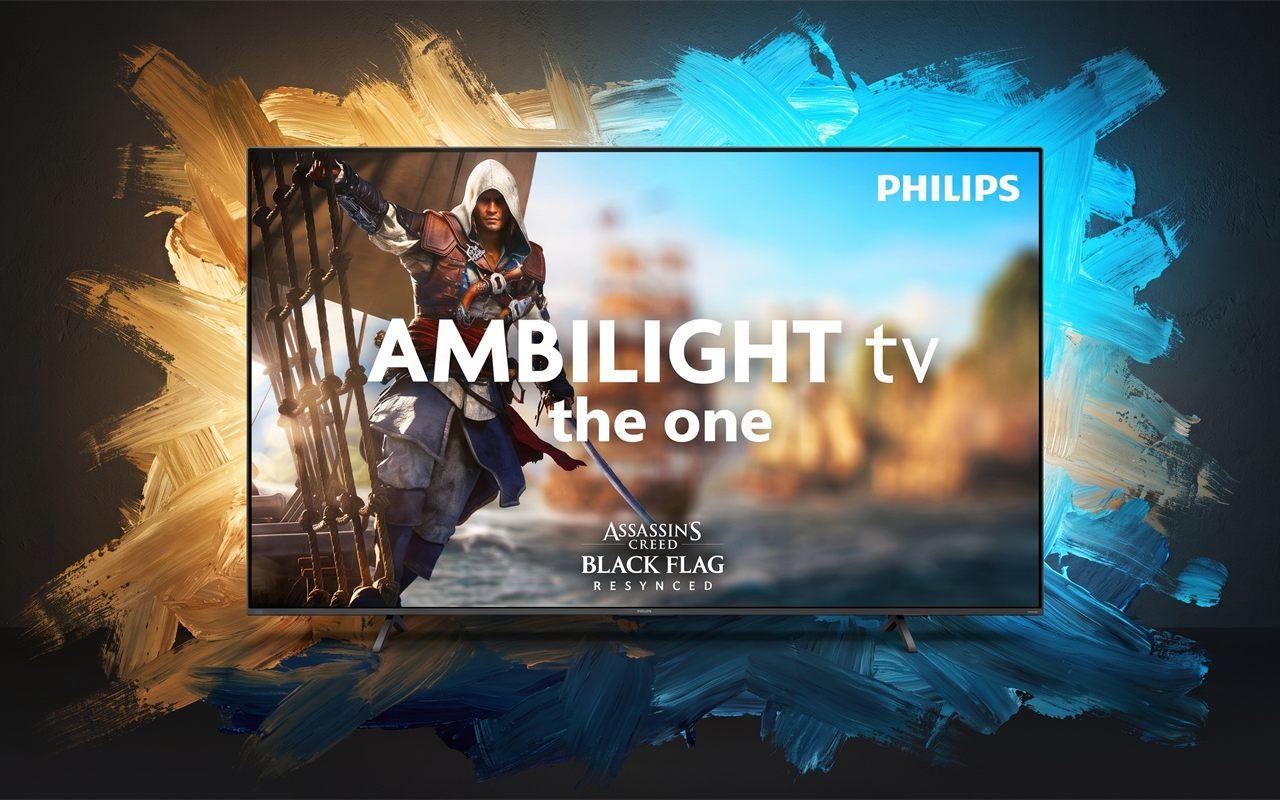 Televiseur Philips Ambilight affichant Assassin's Creed Black Flag Resynced, halo dore et bleu sur le mur
