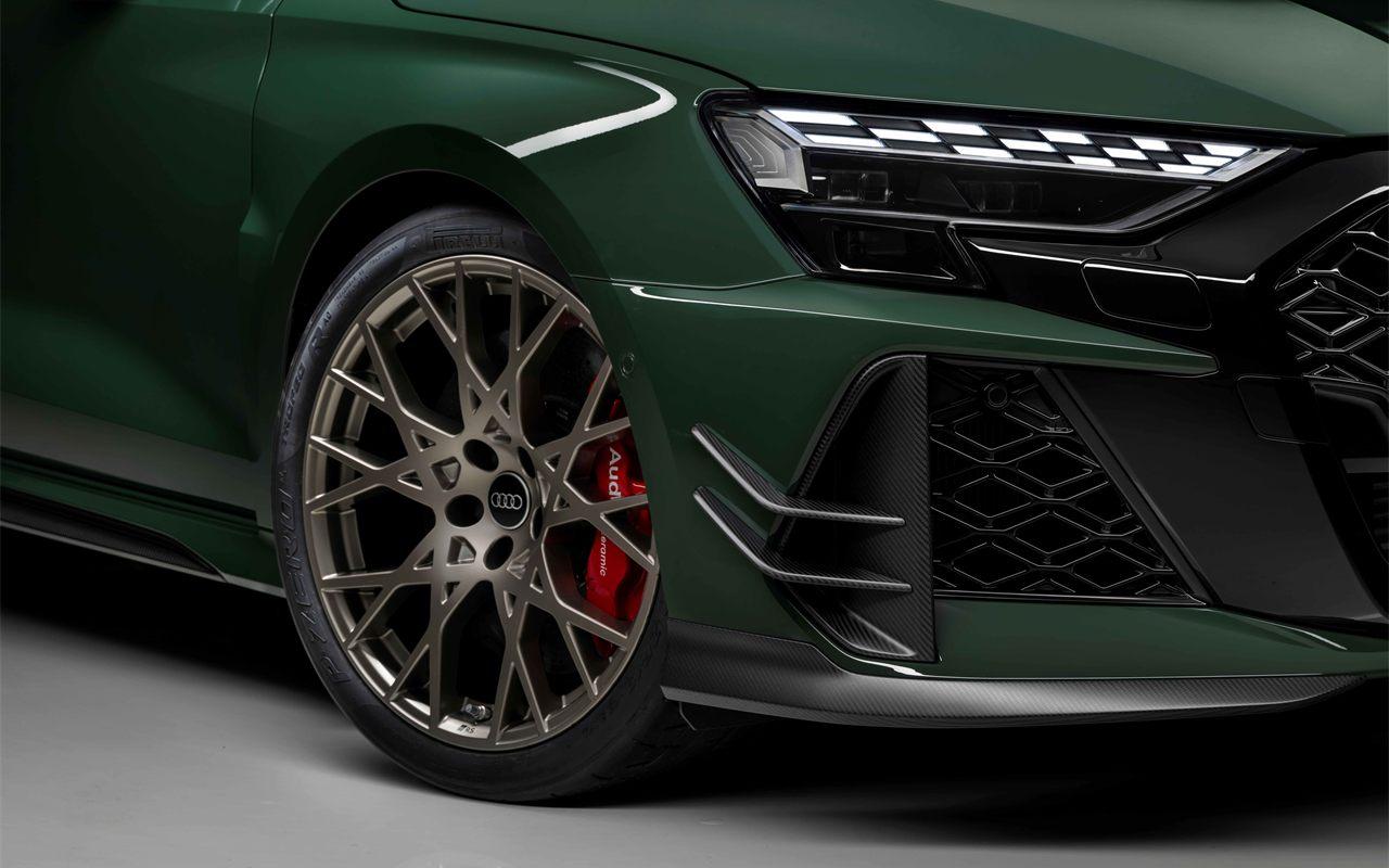 Pneu Pirelli P Zero R et jante bronze sur une Audi RS verte, étrier céramique rouge