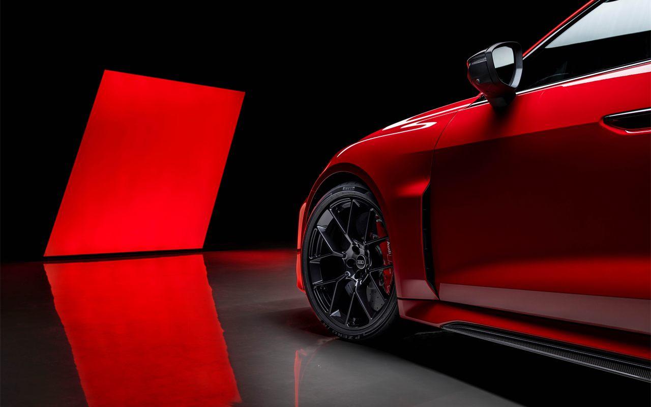 Pneu Pirelli P Zero R monté sur une Audi RS 5 rouge, jante noire et étrier rouge