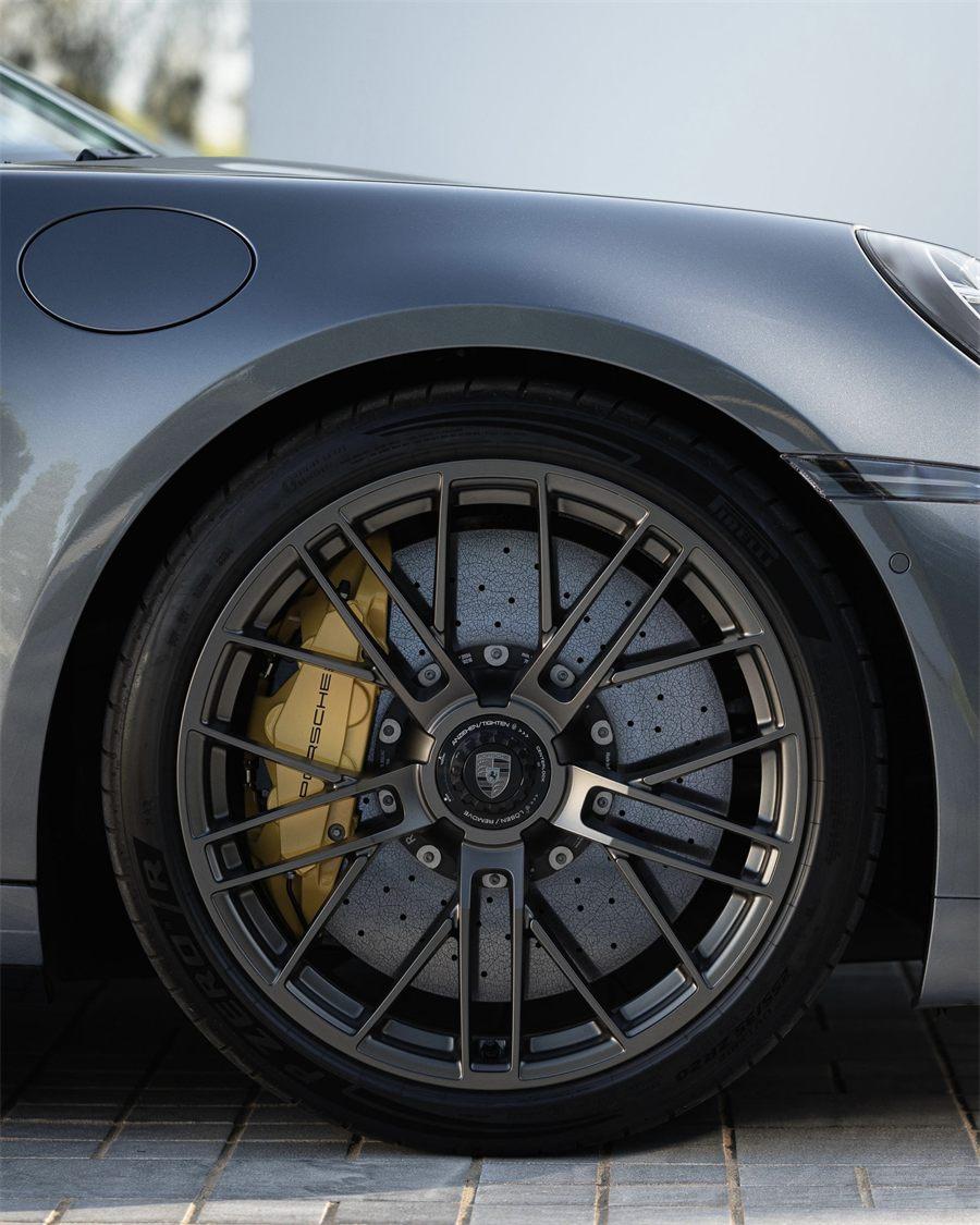 Roue de Porsche 911 chaussée d'un pneu Pirelli P Zero R, étrier céramique jaune