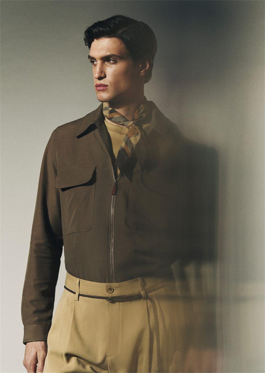 Blouson kaki, foulard imprime et pantalon camel signes Devred